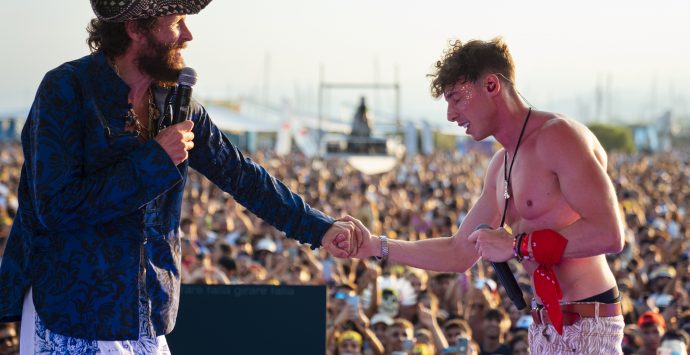 “Jova beach party” a Roccella, in 30mila acclamano Lorenzo sul palco con Morandi – FOTO E VIDEO