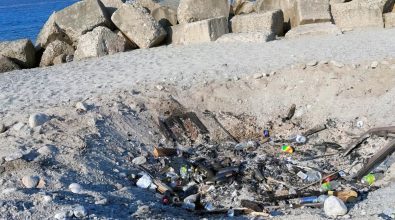 Reggio, rifiuti abbandonati in spiaggia dopo la notte di San Lorenzo | GALLERY
