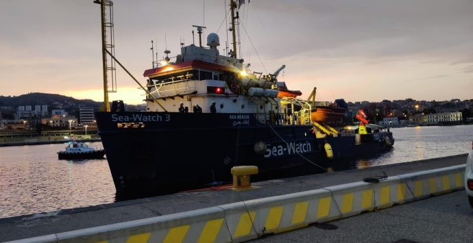Emergenza sbarchi, la Sea Watch appena entrata nel porto di Reggio con altri 400 migranti