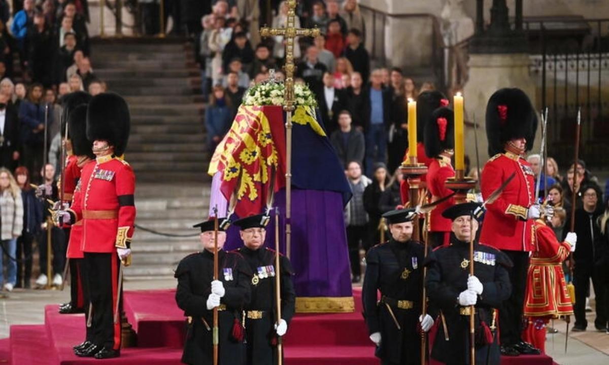L’ultimo saluto alla regina Elisabetta II, i funerali in una Londra blindata