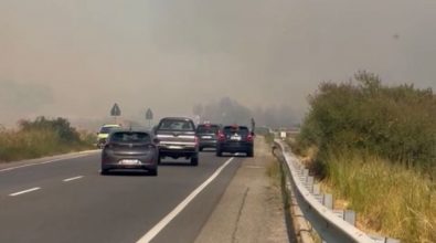 Incendio sulla statale 106 tra Riace e Stignano, traffico bloccato