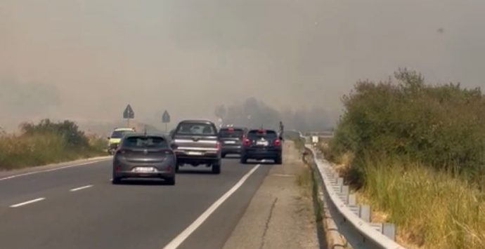 Incendio sulla statale 106 tra Riace e Stignano, traffico bloccato