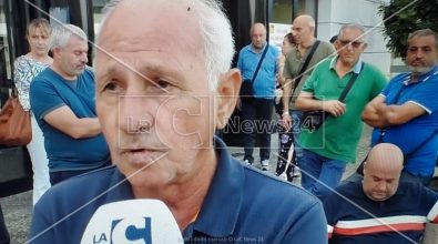 Rosarno, il Comune non integra altre ore lavorative: gli ex Lsu/Lpu protestano davanti al municipio
