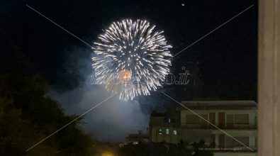 Festa della Madonna a Reggio, i fuochi d’artificio illuminano lo Stretto – VIDEO