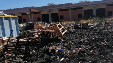 Reggio, grosso incendio al mercato di Mortara: danni ingenti – FOTO