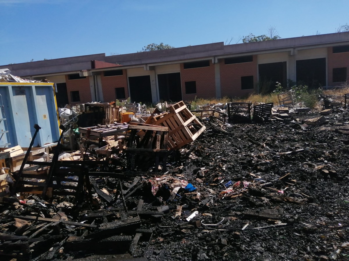 Reggio, grosso incendio al mercato di Mortara: danni ingenti – FOTO