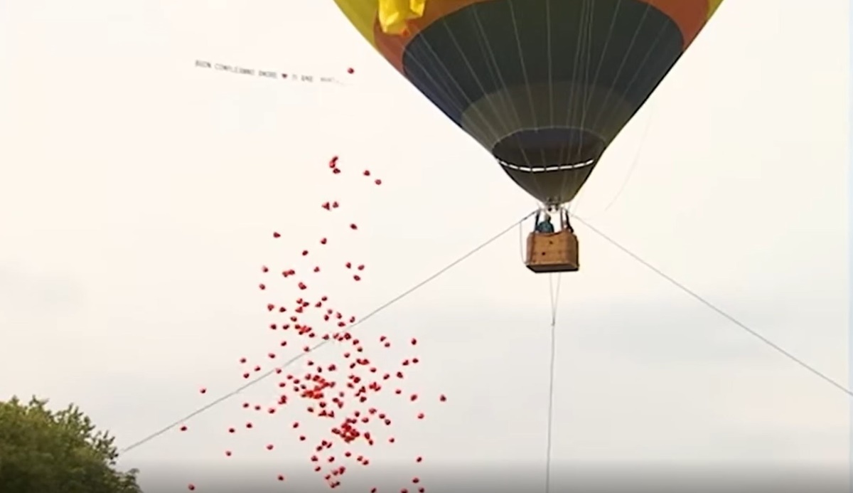 Cuori in volo da una mongolfiera: il regalo di Marta Fascina a Berlusconi per il suo compleanno – VIDEO