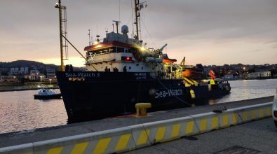 Sea Watch fermata al porto di Reggio, la ong: «Bloccati per aver soccorso troppe persone»