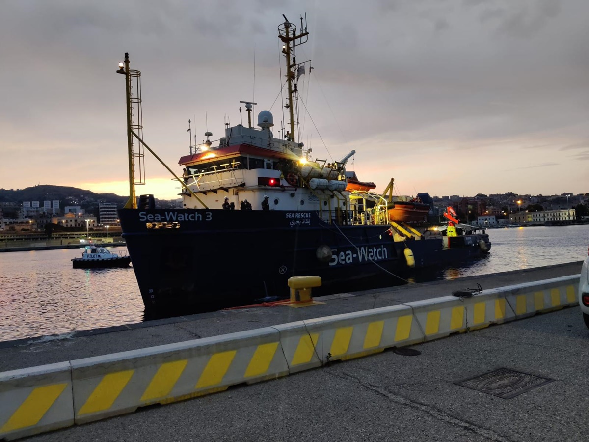 Sea Watch fermata al porto di Reggio, la ong: «Bloccati per aver soccorso troppe persone» – VIDEO