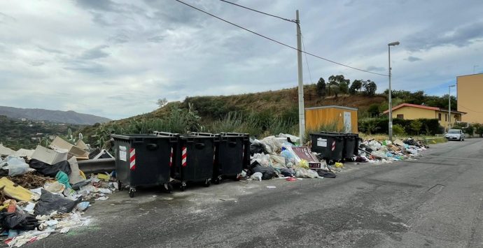 Reggio, a Sala di Mosorrofa strade invase dalla spazzatura