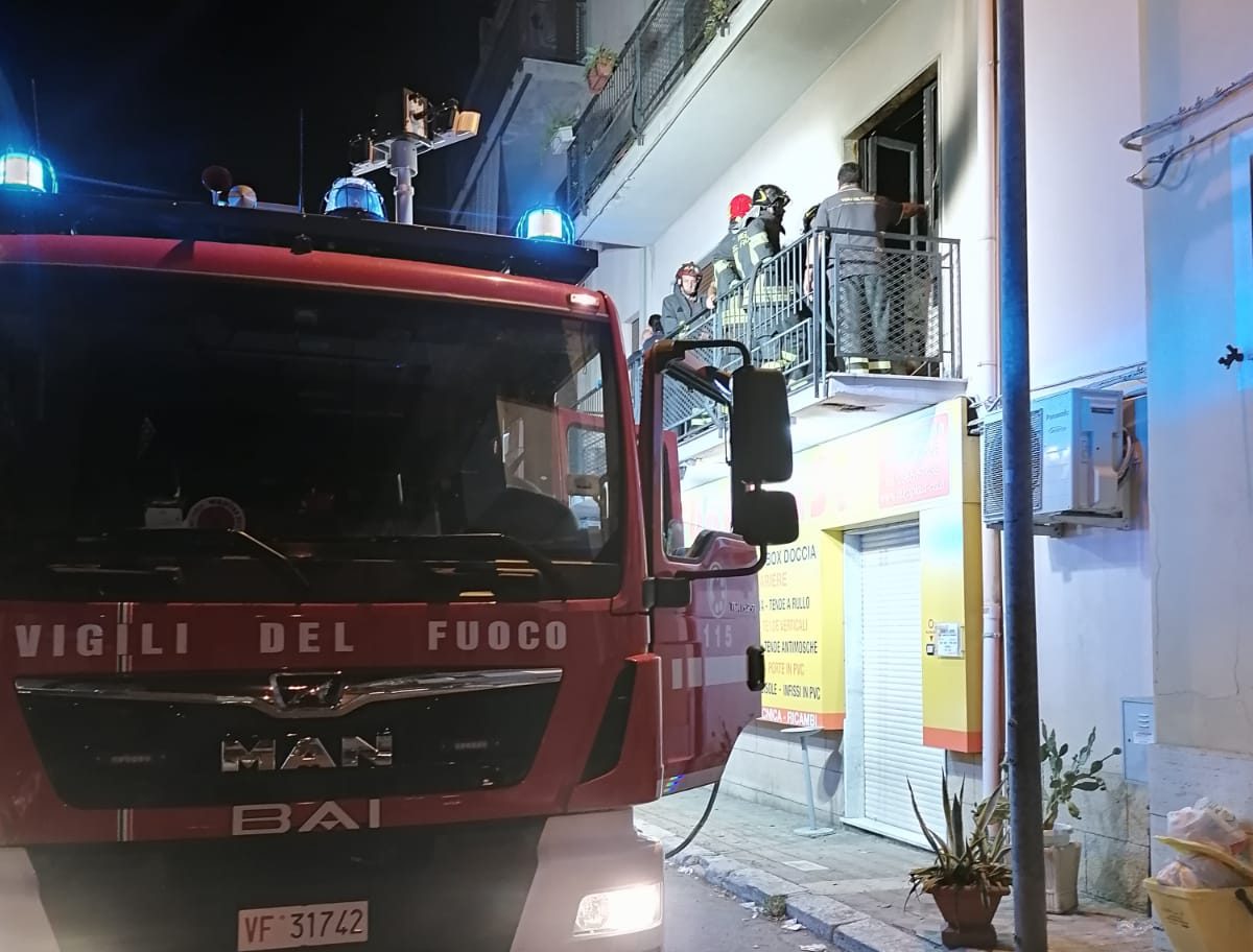 Reggio, incendio in un appartamento di via Furnari: muore un 76enne