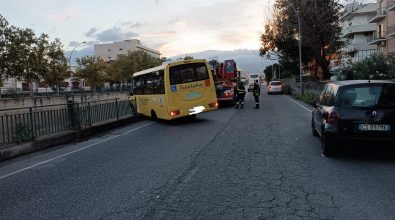 Incidente a Reggio Calabria, scuolabus perde il controllo sul Calopinace