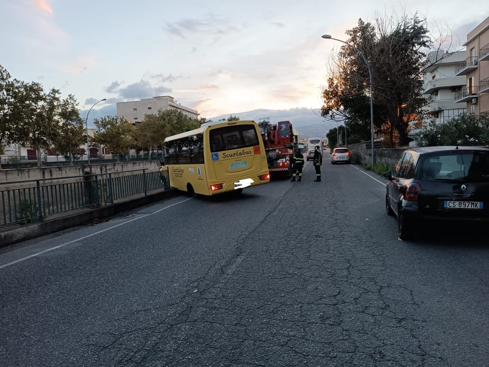 Incidente a Reggio Calabria, scuolabus perde il controllo sul Calopinace