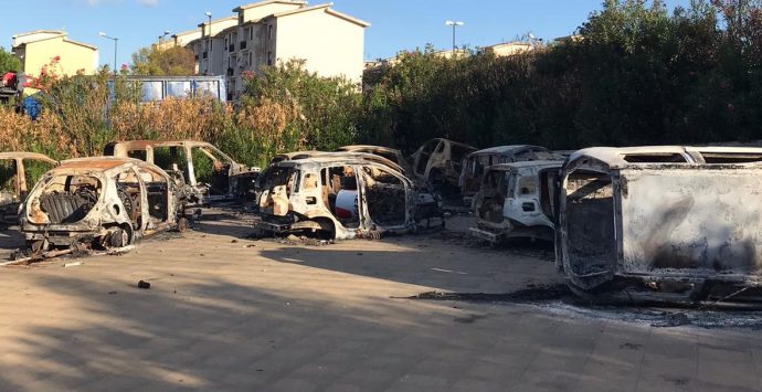 Reggio, carabinieri intervengono per rimuovere auto abbandonate ad Arghillà