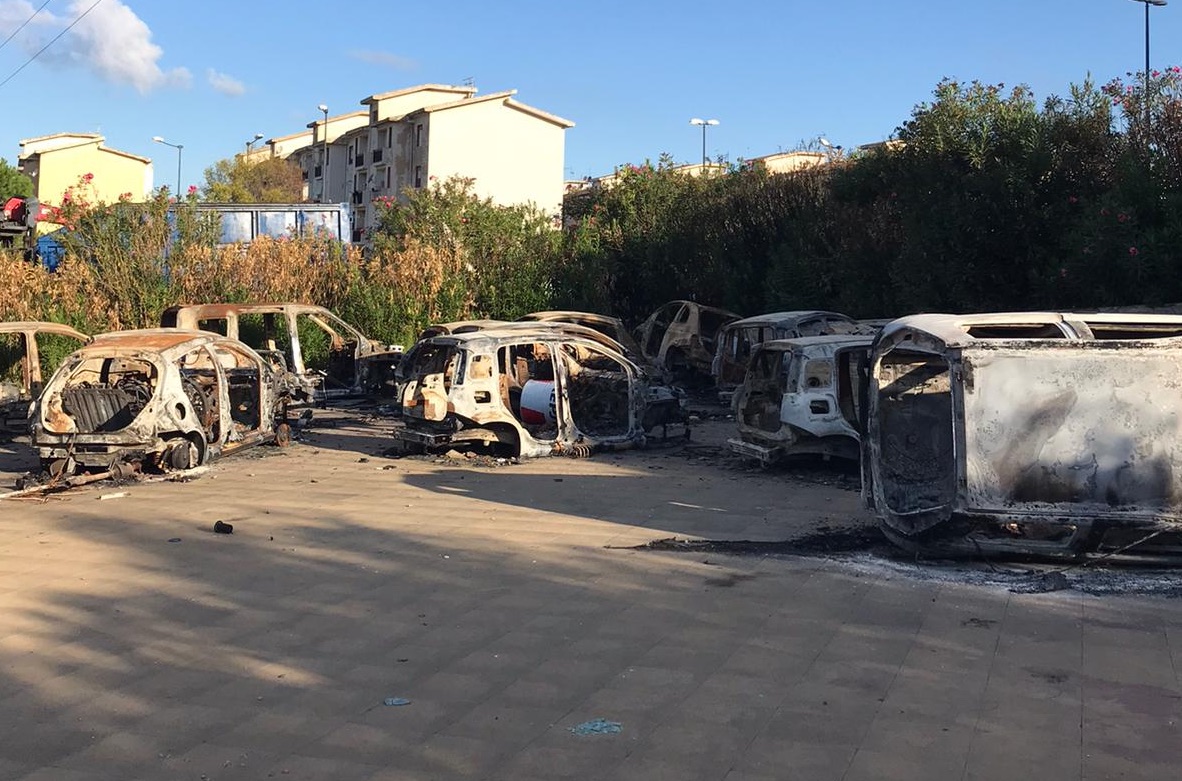 Reggio, carabinieri intervengono per rimuovere   auto abbandonate ad Arghillà