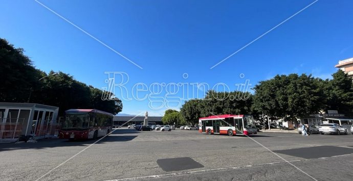 Piazza Garibaldi a Reggio,  col posizionamento dell’edicola avanti tutta ai lavori
