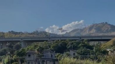 Roccella Jonica, canadair in azione per spegnere un incendio – VIDEO
