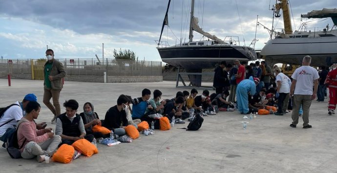 Migranti, nel pomeriggio altri 65 sono giunti a Roccella Jonica