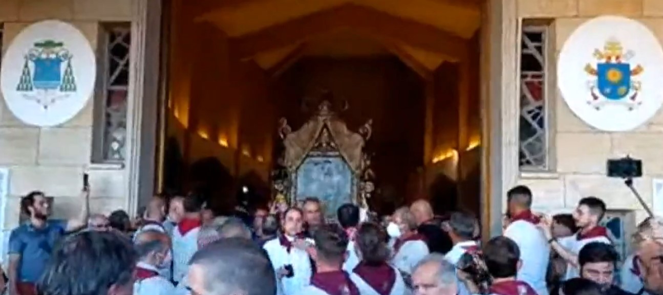Festa della Madonna, al via la processione al grido di “Viva Maria”