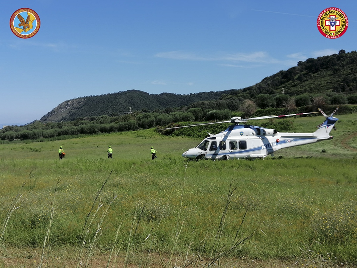 Reggio, soccorso alpino in azione con l’elicottero della polizia