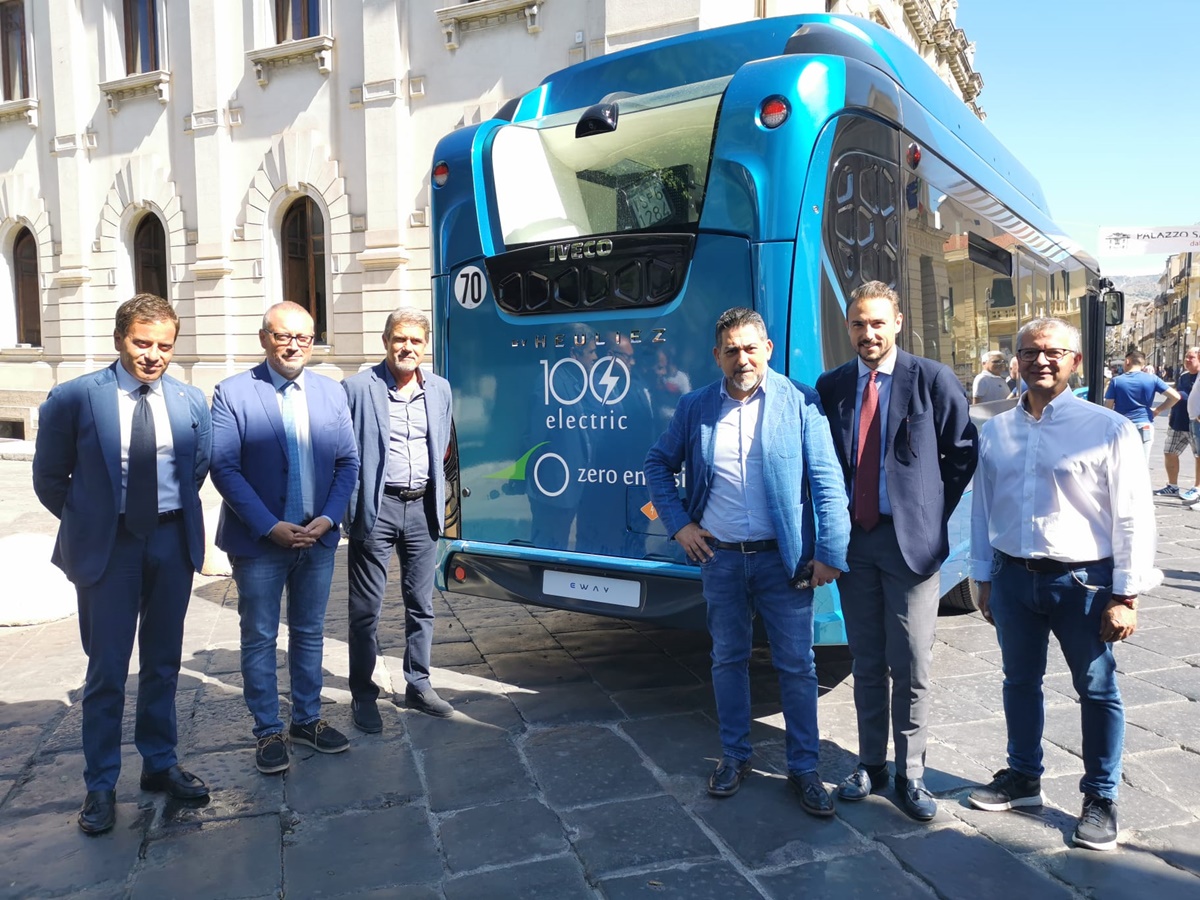 Reggio, nuovo test drive per i bus elettrici Atam, Versace e Brunetti: «Trasporto locale sempre più green»