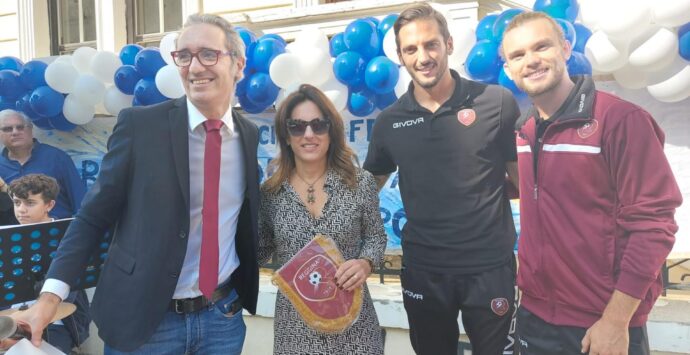 Reggio, i calciatori della Reggina all’inaugurazione dell’anno scolastico al “Carducci- Da Feltre”