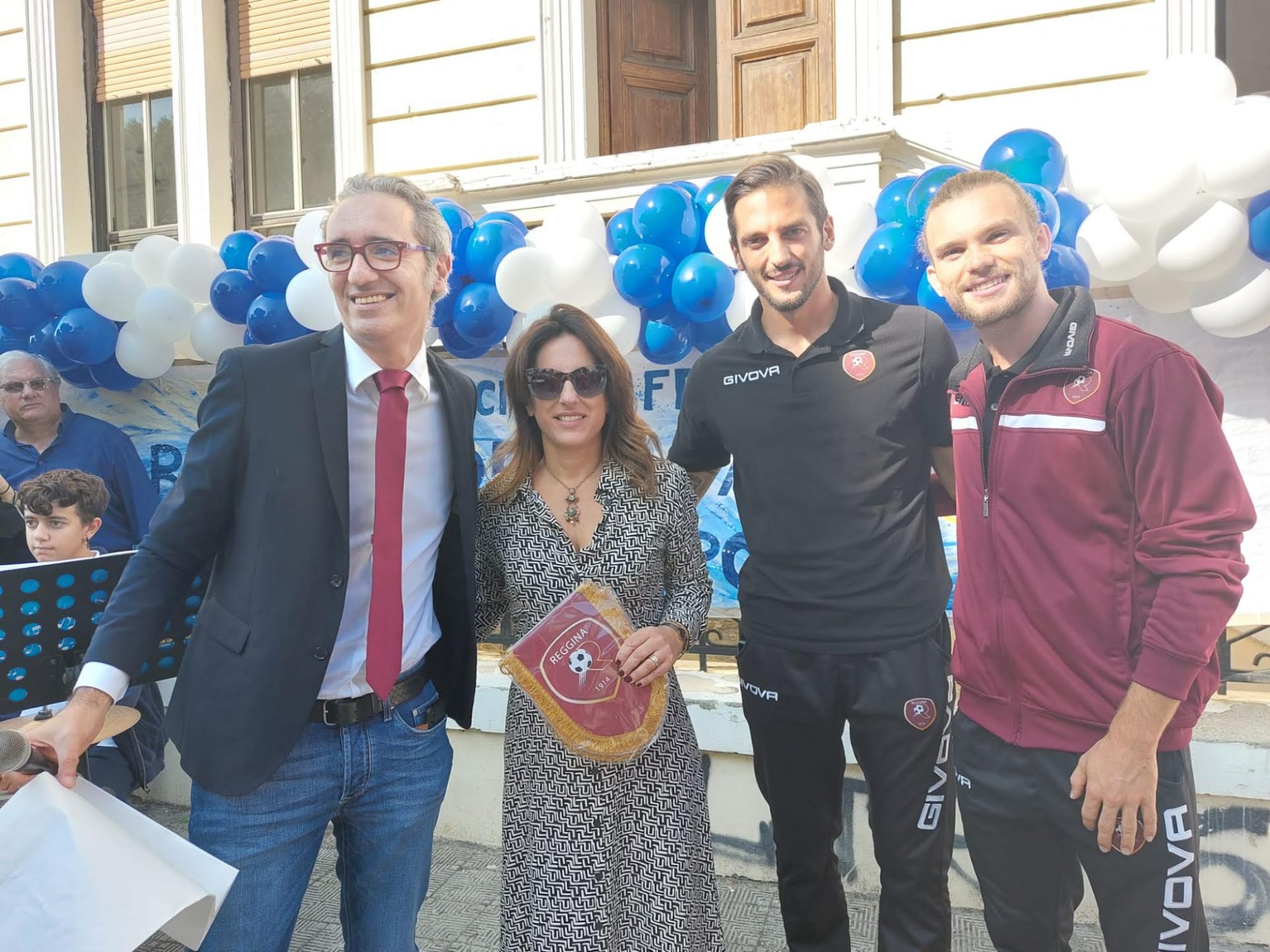 Reggio, i calciatori della Reggina all’inaugurazione dell’anno scolastico al “Carducci- Da Feltre”