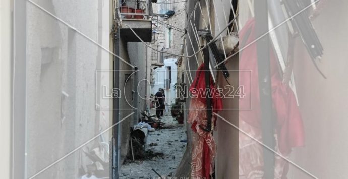 Calabria, esplode una bombola di gas: quattro feriti