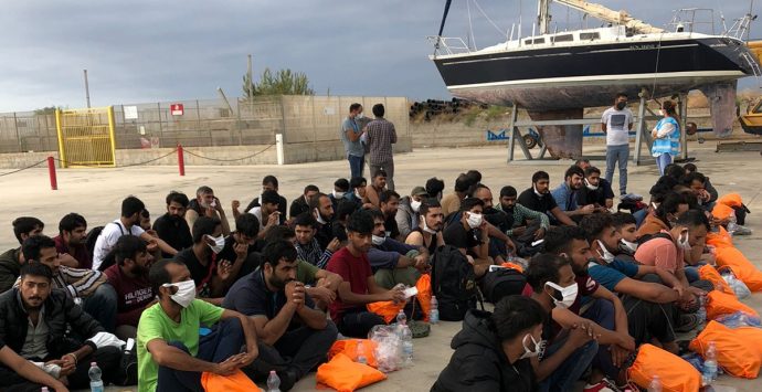 Sbarco a Roccella Jonica, soccorsi in mare 63 migranti