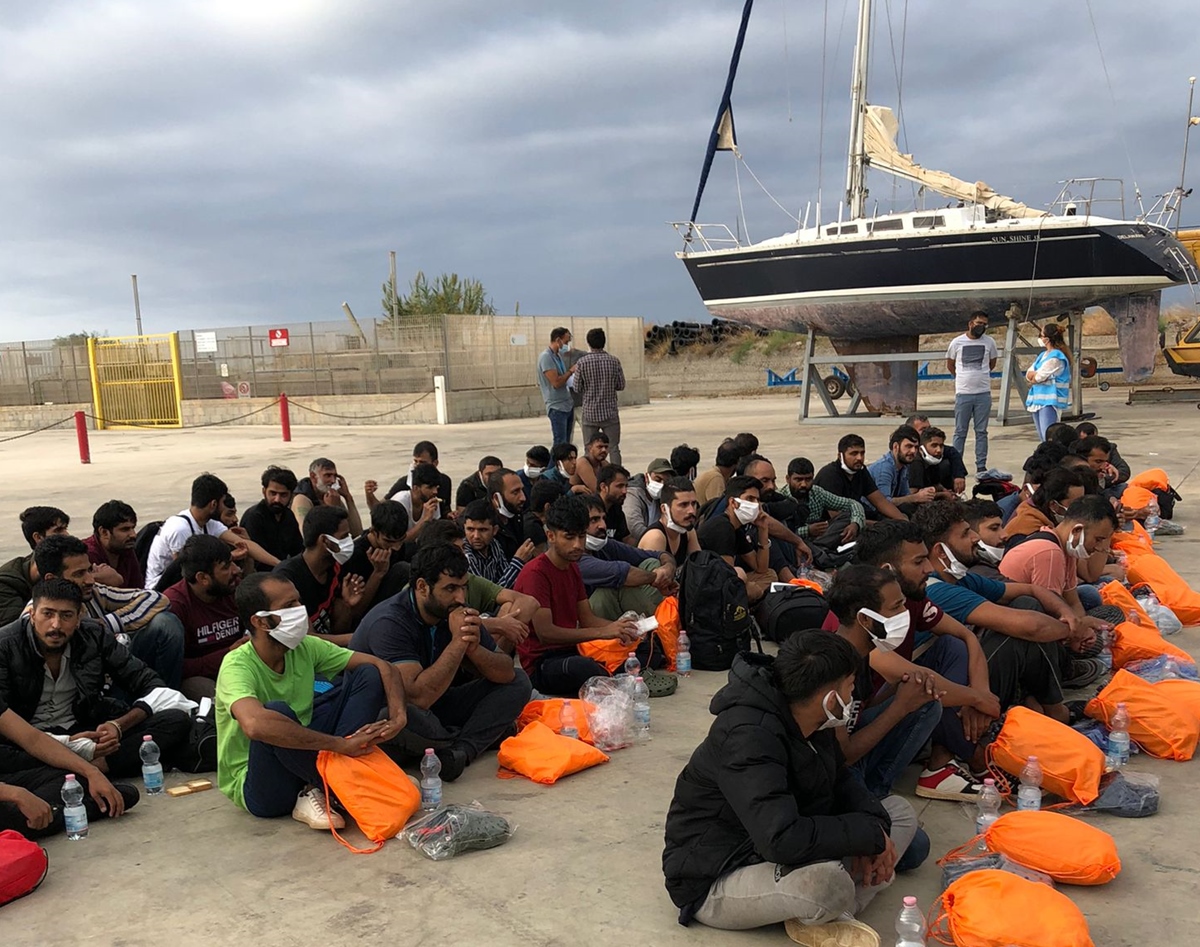Migranti, nuovo sbarco a Roccella Jonica: soccorsi in 60 su una barca a vela
