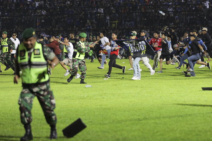Indonesia, scontri dopo una partita di calcio: circa 180 morti