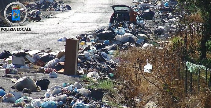 Butta i rifiuti per strada per 60 volte: 41enne denunciato a Reggio Calabria – FOTO