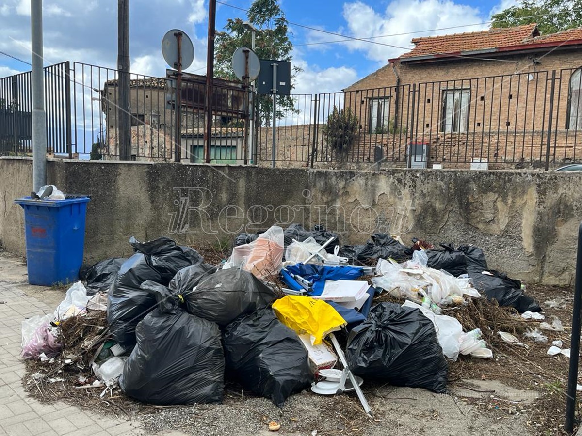 Reggio, 18 migranti in quarantena: «Freddo, zanzare e bagni sporchi, vogliamo lasciare questo posto» – FOTO e VIDEO