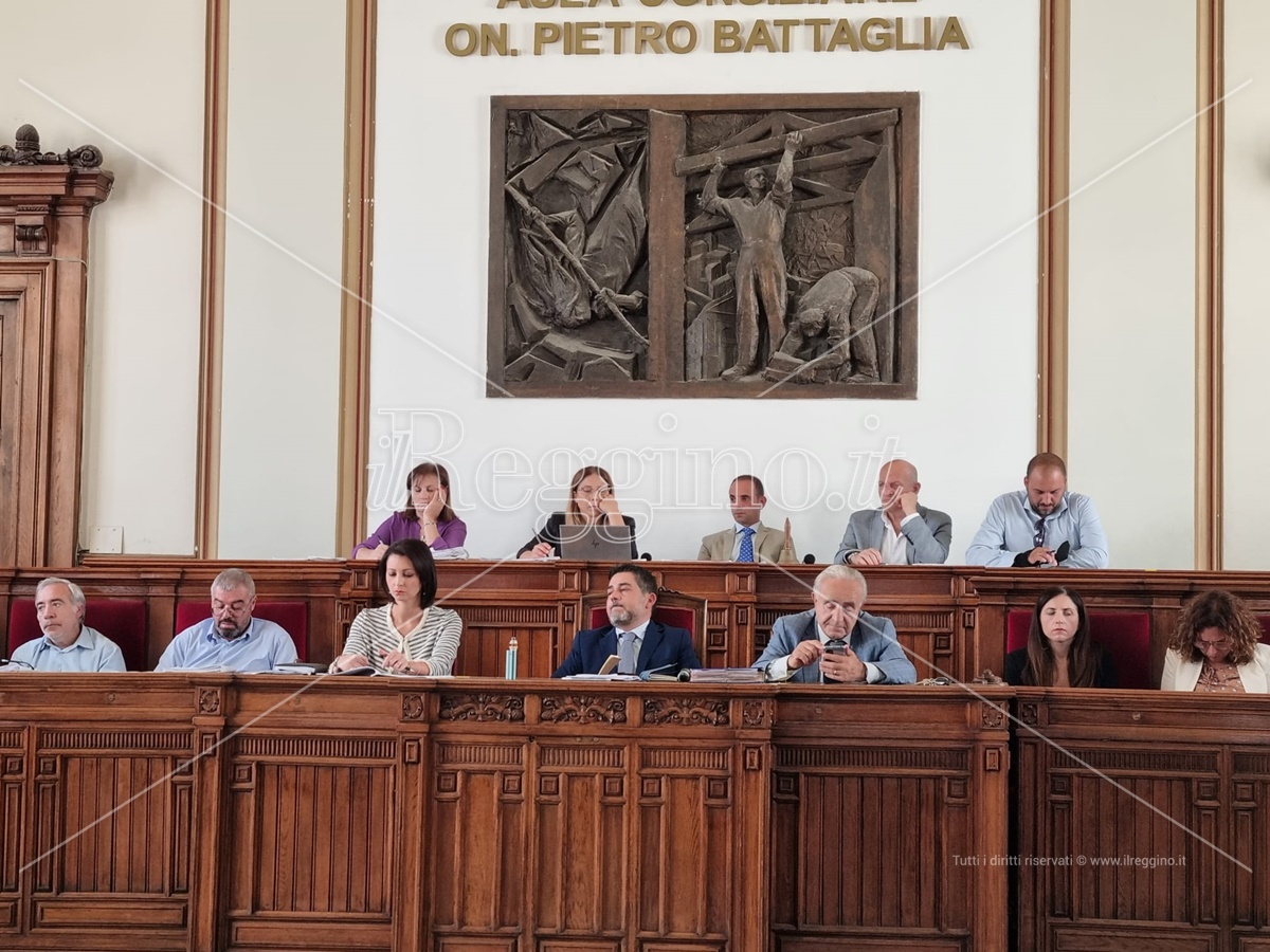 Mancato stralcio cartelle a Reggio, la discussione approda in consiglio comunale