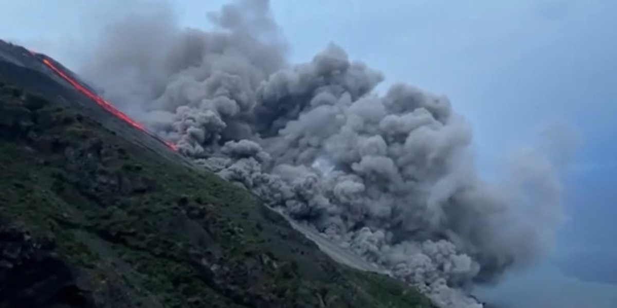 Stromboli, è allerta arancione per eruzione vulcano – VIDEO