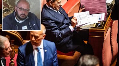 È reggino il fotografo che ha scoperto gli appunti di Berlusconi contro Meloni: «Scatto vero, non è fake»