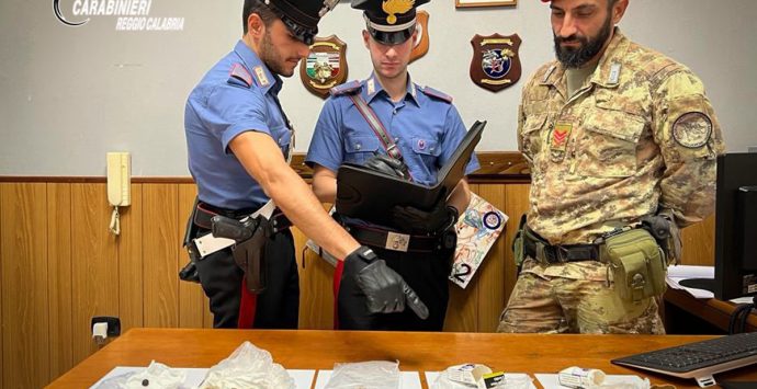 Sinopoli, 2 arresti per spaccio: nascondevano la droga in un pacchetto di sigarette