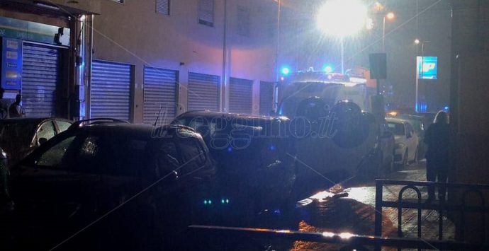 Incidente a Reggio, auto urta vetture in sosta e si capovolge