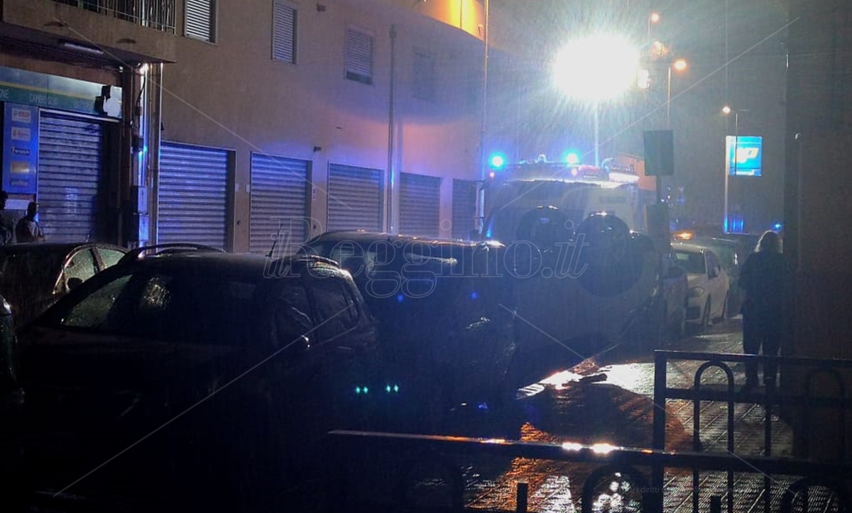 Incidente a Reggio, auto urta vetture in sosta e si capovolge