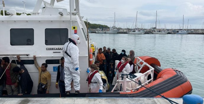Nuovo sbarco di migranti a Roccella, 73 su un peschereccio alla deriva