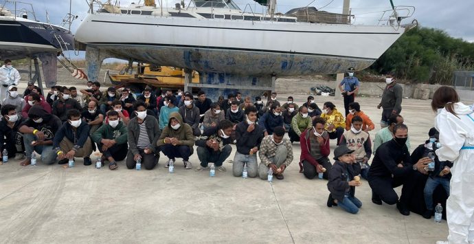 Nuovo sbarco di migranti a Roccella, 73 su un peschereccio alla deriva