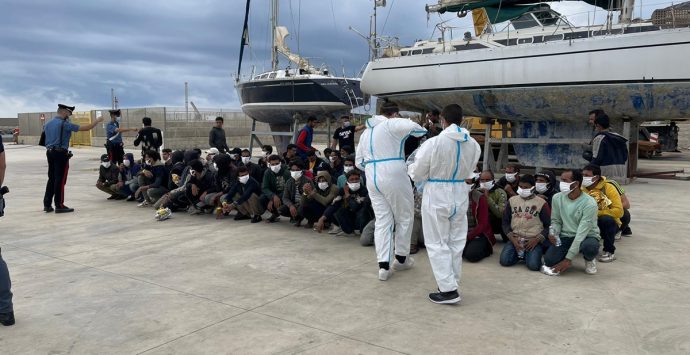 Migranti in Calabria, Loizzo a Piantedosi: «Situazione esplosiva»