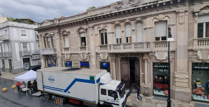 “I Versace”, il set del film a palazzo Travia sul corso Garibaldi