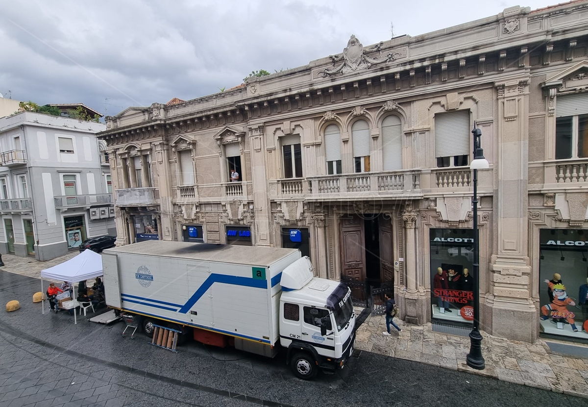 “I Versace”, il set del film a palazzo Travia sul corso Garibaldi