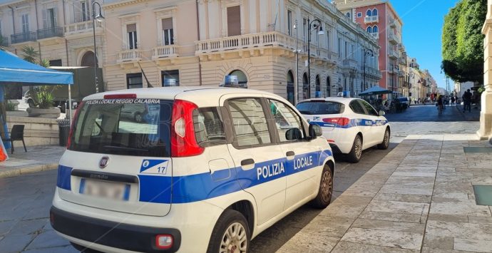 Polizia locale a Reggio, pattuglia minacciata e oltraggiata da due persone mentre faceva una multa