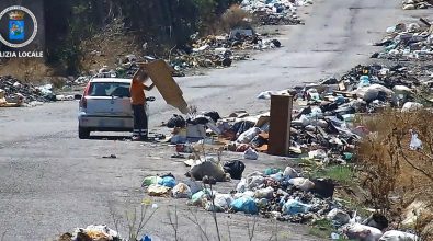 Butta i rifiuti per strada per 60 volte: 41enne denunciato a Reggio Calabria – FOTO