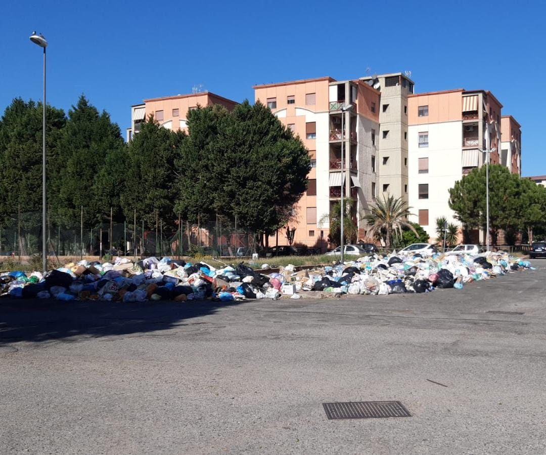 Reggio, il rione Marconi sommerso dai rifiuti