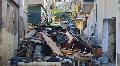 Reggio, crolla un edificio e si scopre che era una discarica: rione G invaso dai rifiuti