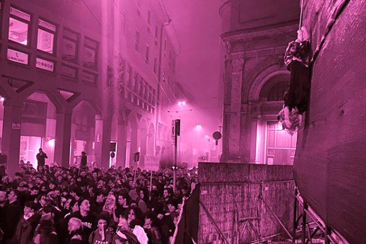 Bologna, manichino di Giorgia Meloni appeso a testa in giù: la solidarietà di Occhiuto