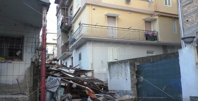 Reggio, rifiuti e baracche pericolanti degradano il rione G – FOTO e VIDEO
